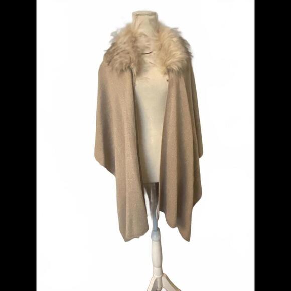 Adrienne Vittadini Elegant Beige Faux Fur Cape - Stylish Wrap for Any Occasion - Picture 4 of 8